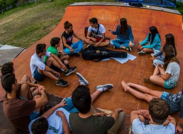  集会期间坐在一起冲浪营